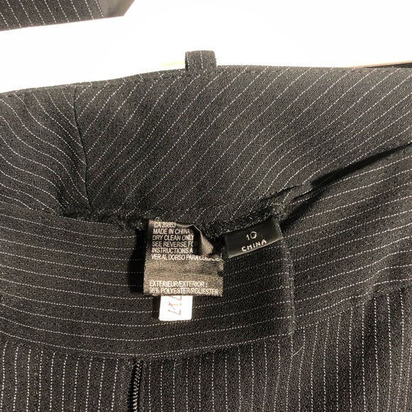 Tahari two piece suit - pinstripe navy blue - size 10 - Picture 6 of 7